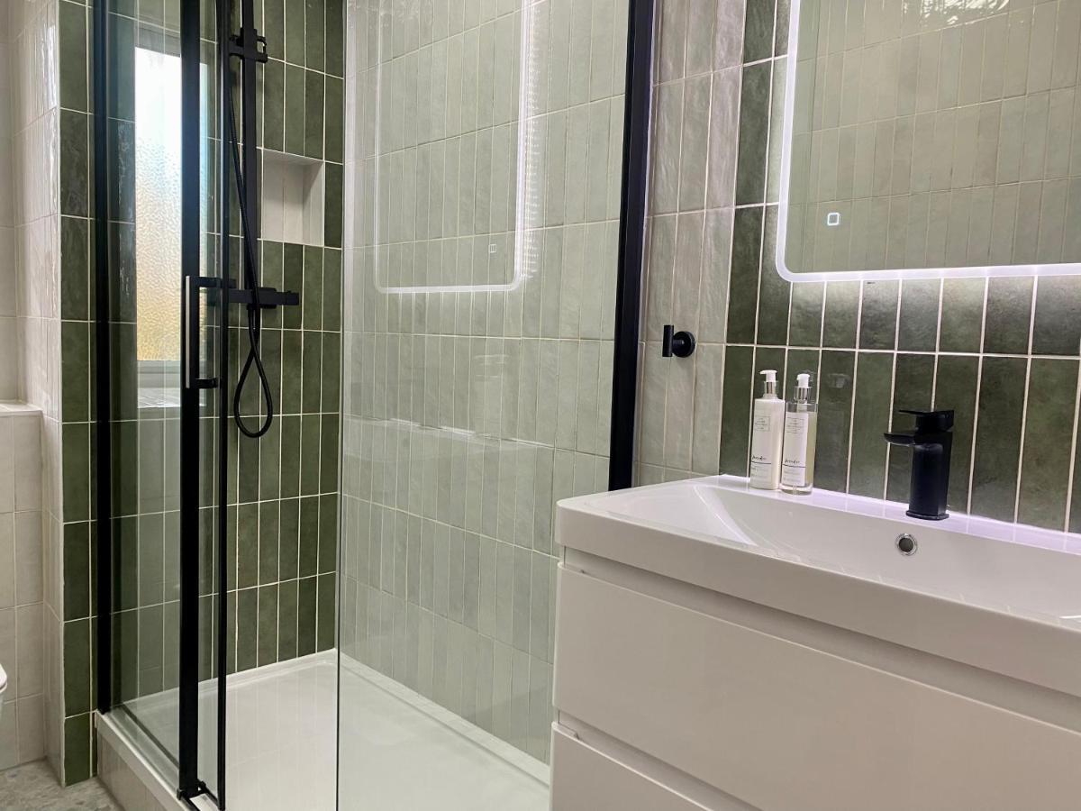 Newly Refurbished 2 Bedroom Apartment In South 런던 외부 사진